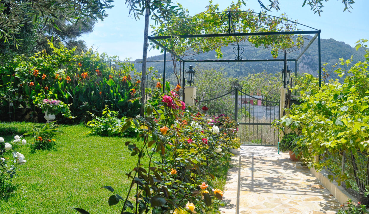 Ferienhäuser Angelos. Jedes Ferienhaus verfügt über einen separaten Eingang und eigenen Gartenanteil, sodass jeder Gast seine private Atmosphäre genießen kann.