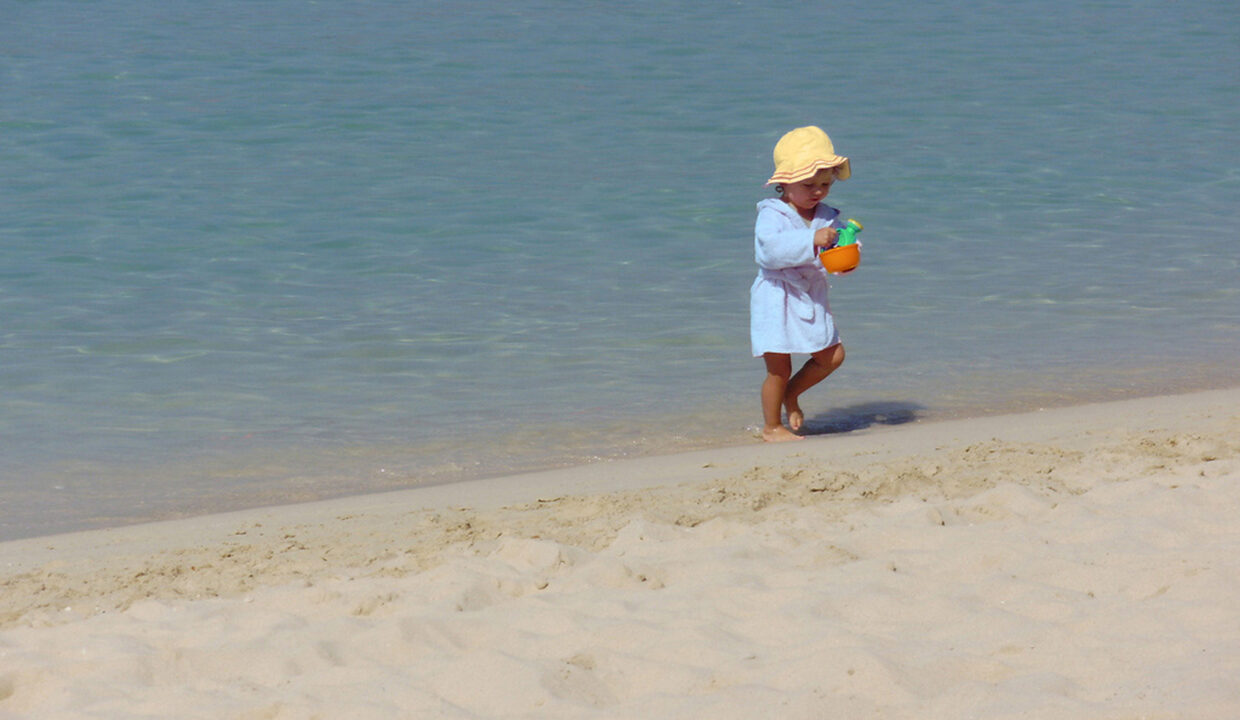 Ideal für Kinder, da das Meer ruhig ist und der Strand sehr flach abfällt zum Wasser hin