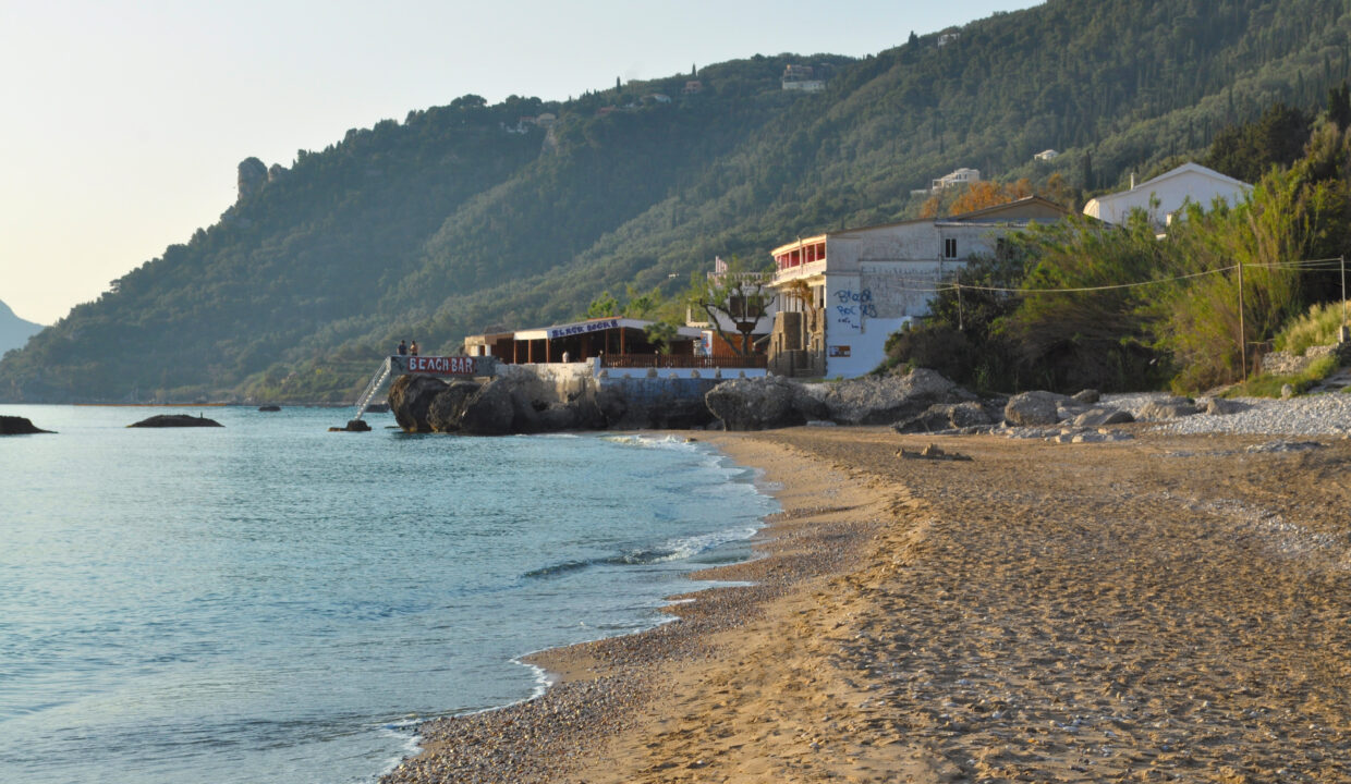 Strand vor den Ferienhäusern Aggelos, Filippos, Ritsa und Tsanta Richtung Norden. In ca. 80m Entfernung, das Frühstückskaffee Black Rock.