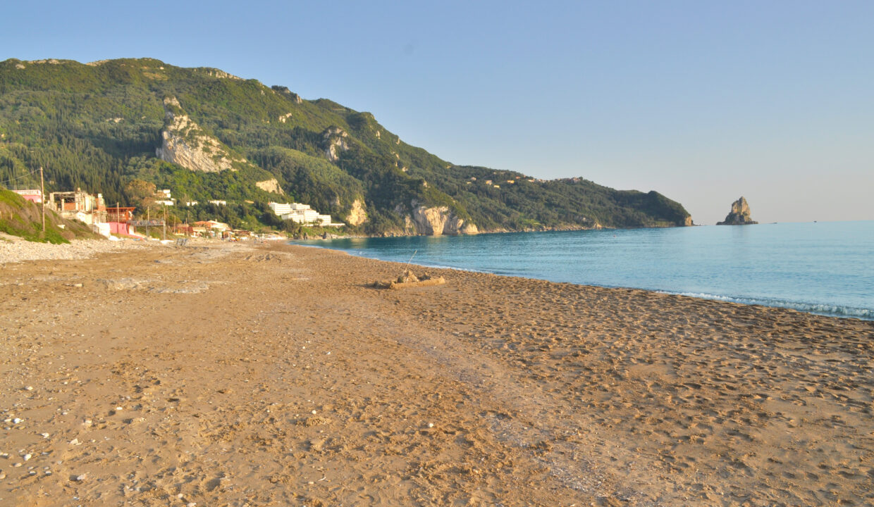 Strand vor den Ferienhäusern Angelos, Filippos, Ritsa und Tsanta Richtung Süden. Je nach Wetterlage Stein-/Sandstrand.