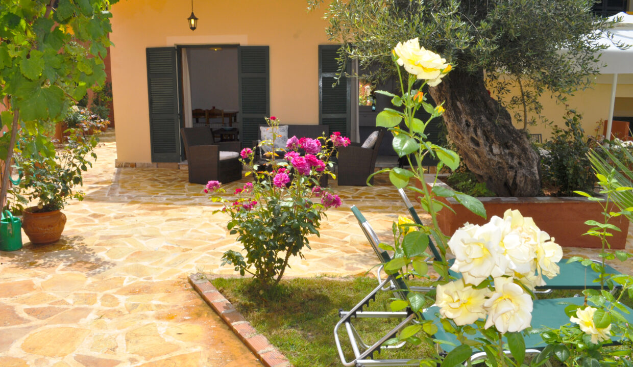 Ferienhaus Angelos D - große Terrasse mit mediterranen Pflanzen