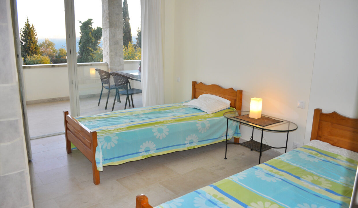 Ferienhaus Lemoni. Ferienwohnung C - das zweite Schlafzimmer mit 2 Einzelbetten.