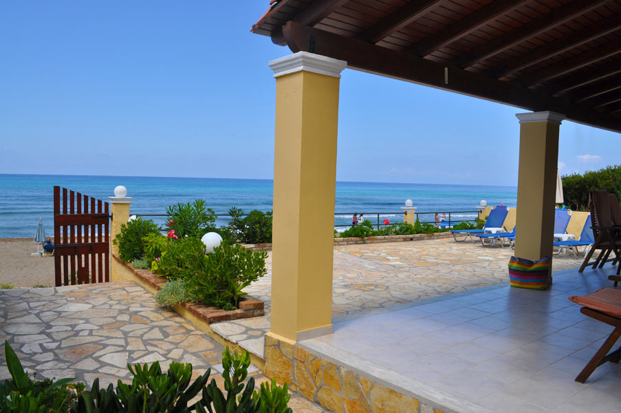 Ferienhaus am Strand Athina - Eingang und Terrasse