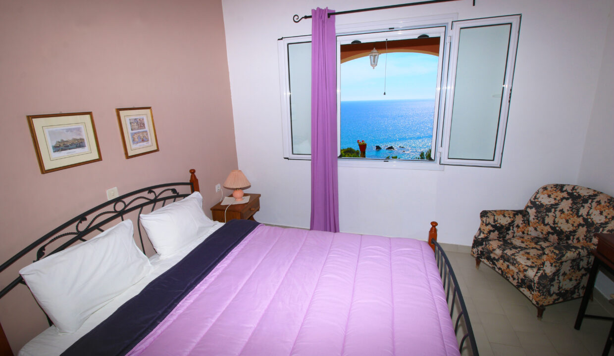 Villa Takis, Ferienwohnung B - das Erste Schlafzimmer mit Meerblick.