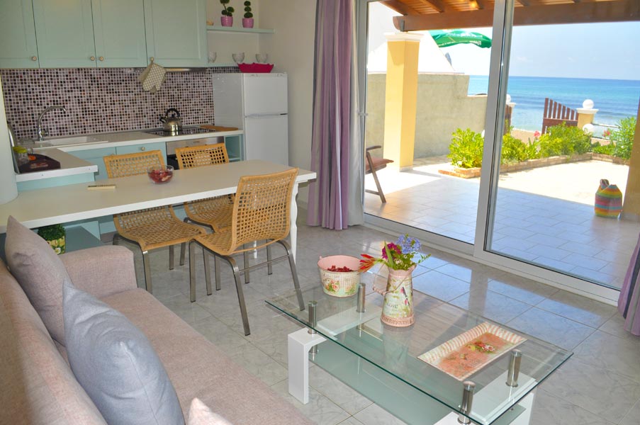 Ferienhaus am Strand Athina - Essbereich und Terrasse