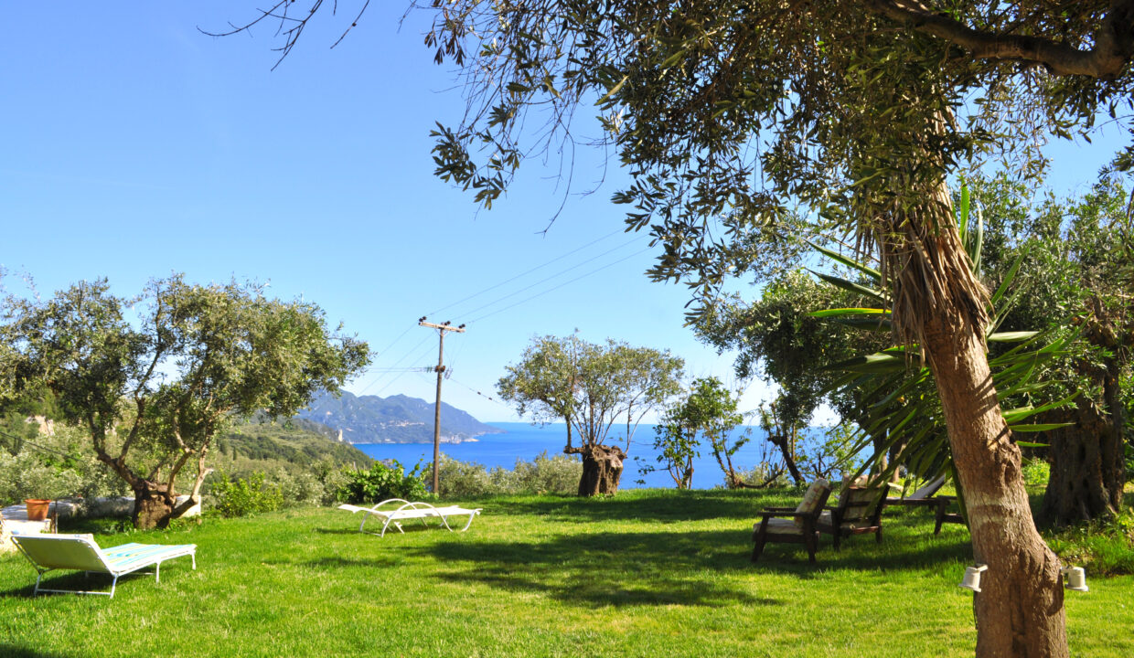 Ferienhaus Lemoni - Garten mit herrlichem Blick auf die Westküste von Korfu.