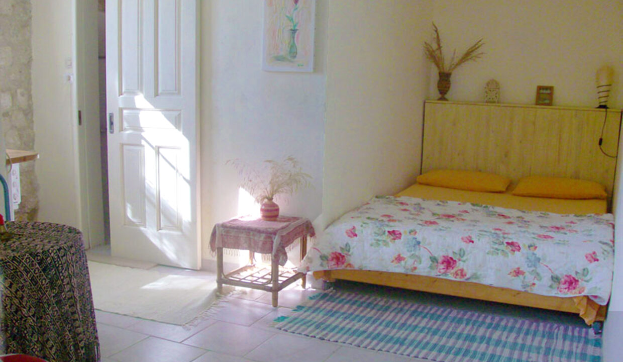 Ferienhaus Lemoni. Studio - etwa 15 qm, geeignet für 1-2 Personen, bestehend aus kombiniertem Wohn-Schlafzimmer mit Doppelbett.