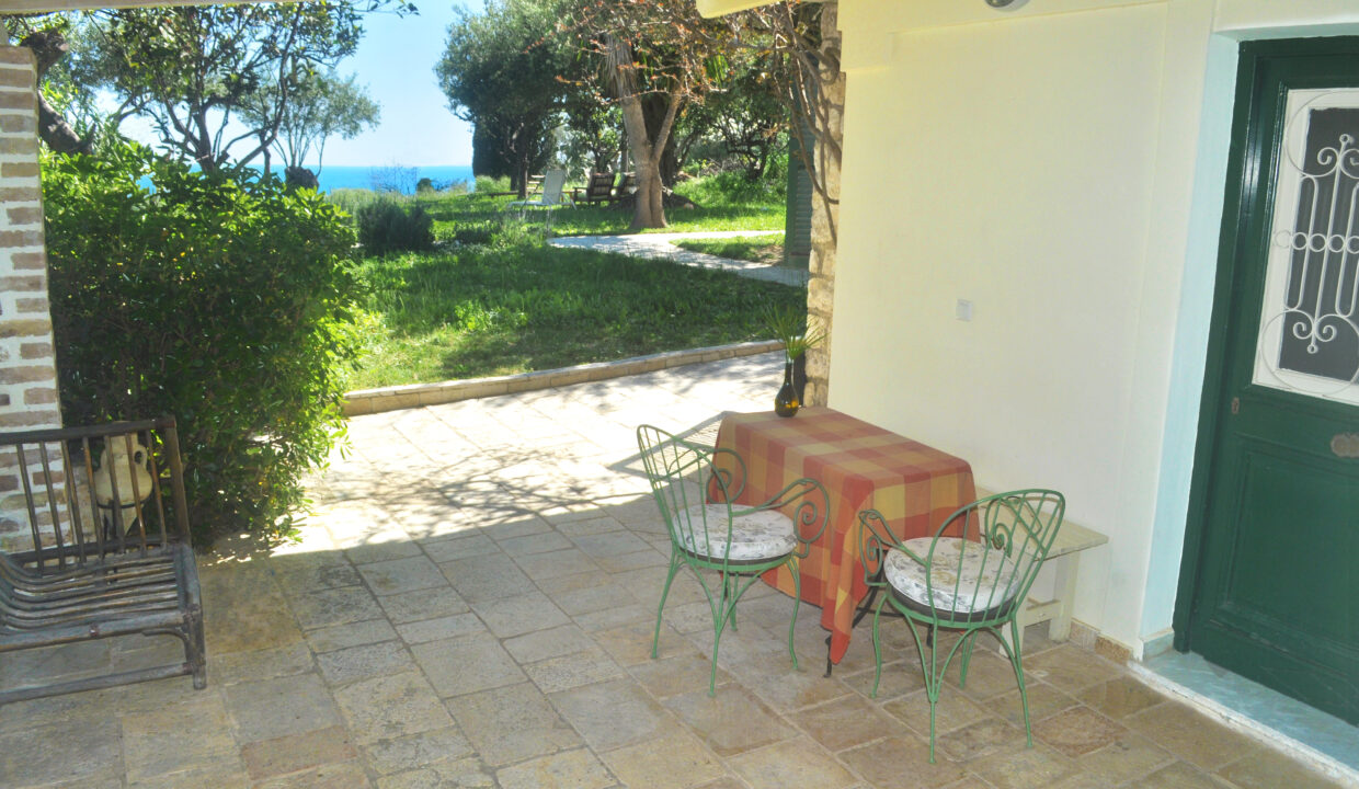 Ferienhaus Lemoni. Studio - große überdachte Terrasse mit Gartenmöbeln.