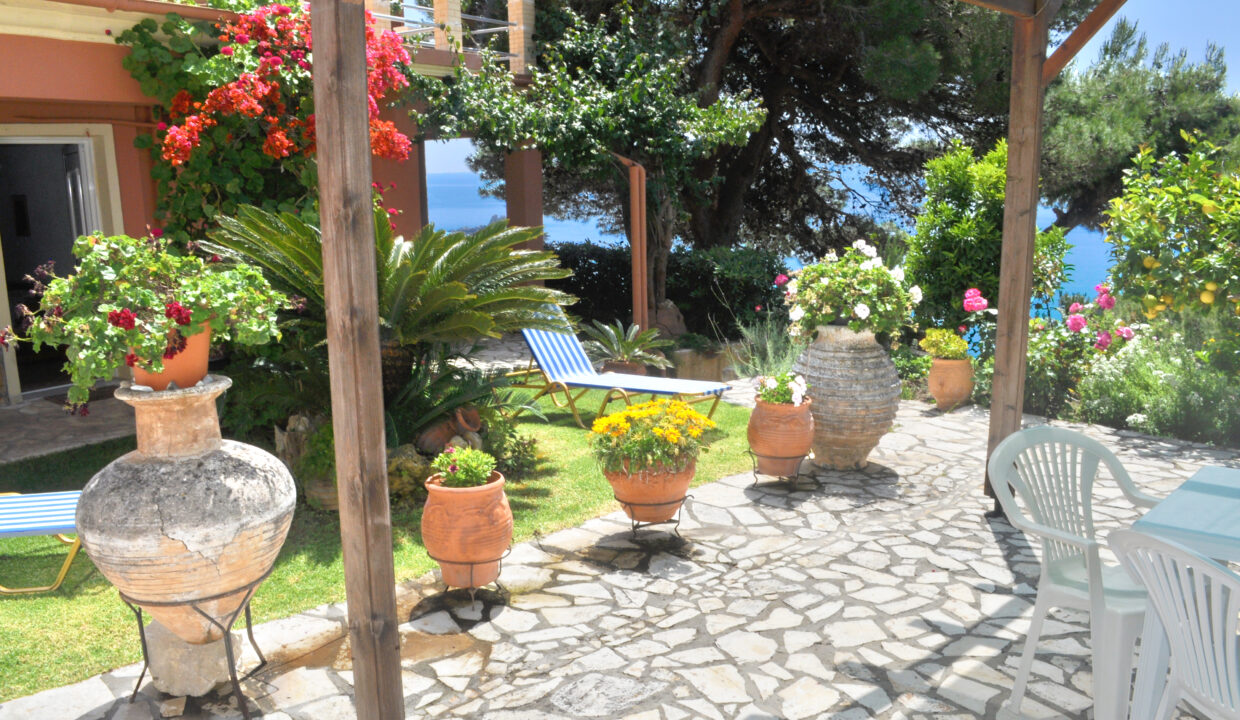 Villa Takis, Ferienwohnung A - kleiner Garten und großer Terrasse.