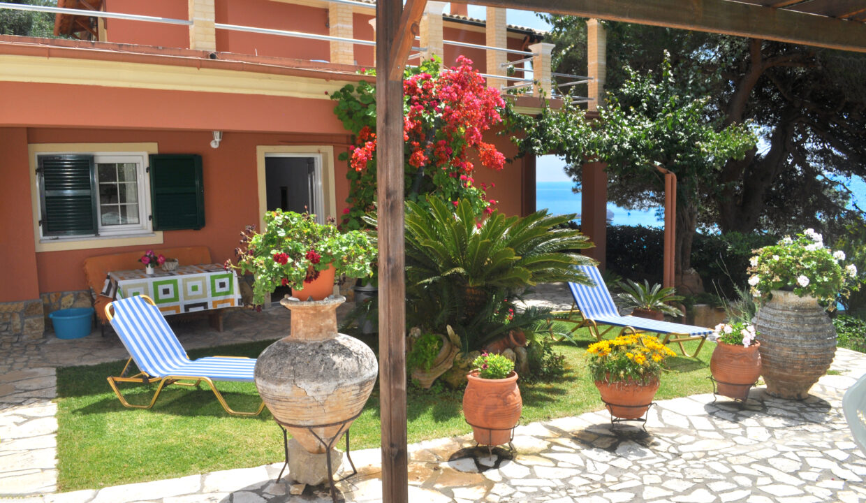 Villa Takis, Ferienwohnung A - große Terrasse mit Blick auf das Meer
