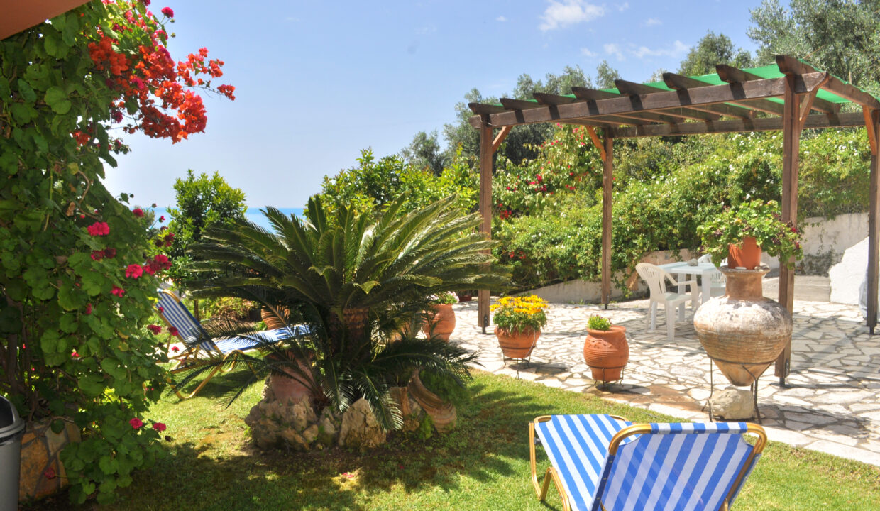 Villa Takis, Ferienwohnung A -  Garten mit Terrasse.