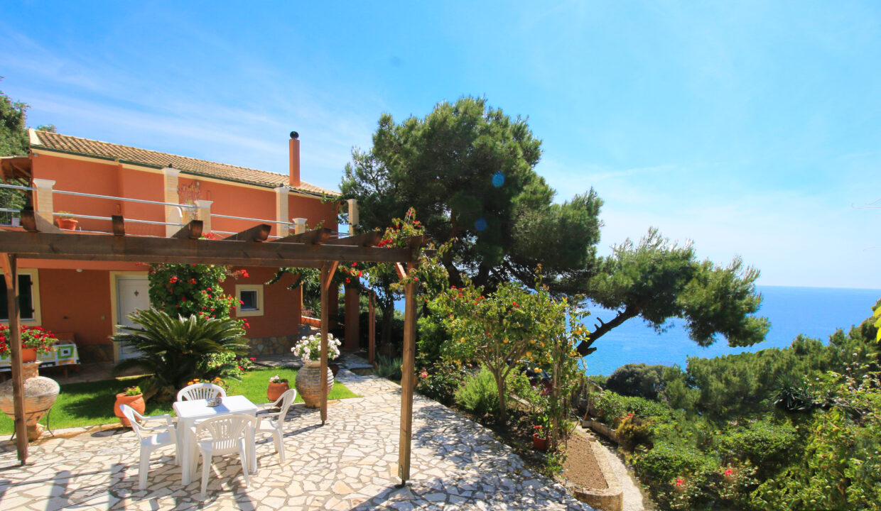 Villa Takis, Ferienwohnung Α - Apartment mit Garten, großer Terrasse und sehr schönem Meerblick.