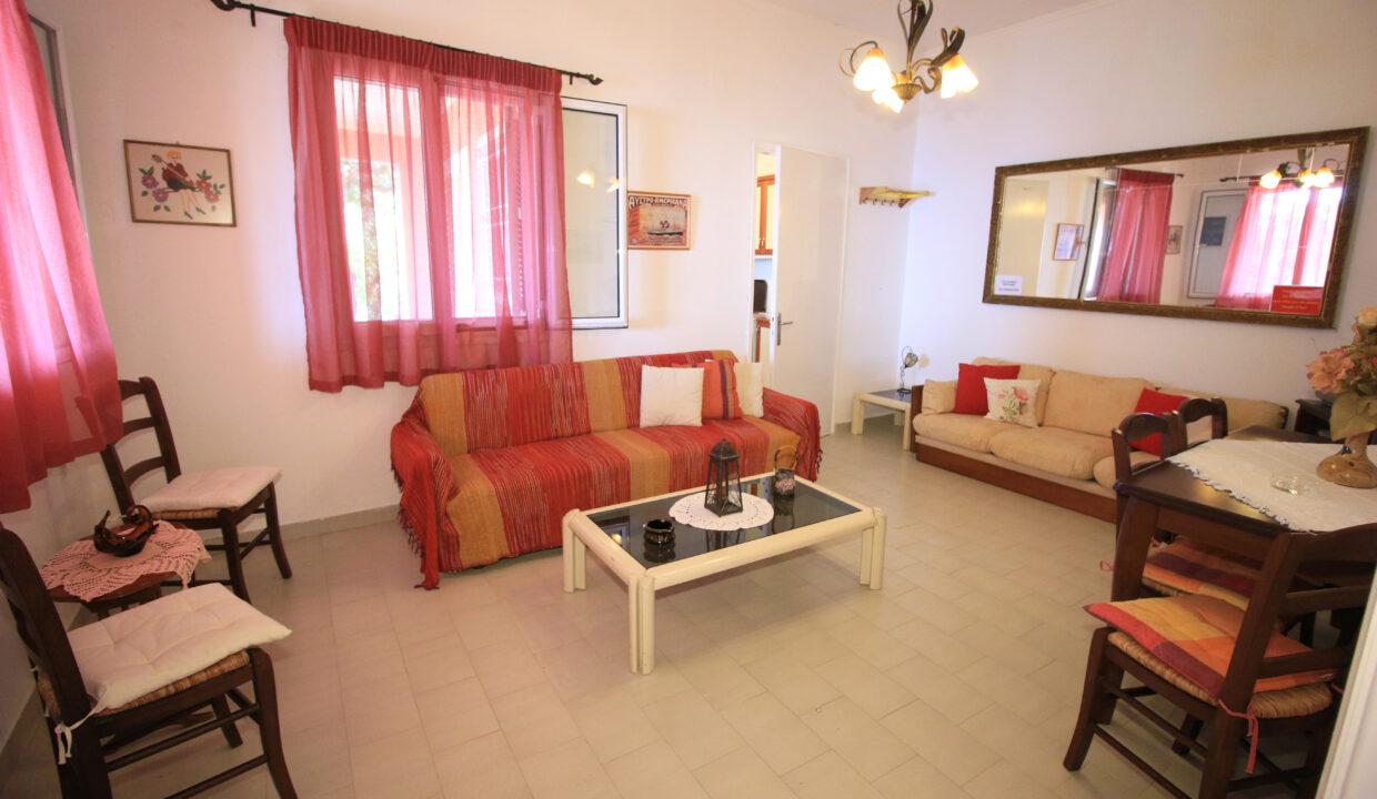 Villa Takis, Ferienwohnung Β - Großes Wohnzimmer. Die Sofas sind ausziehbar und weitere 1-2 Personen können hier übernachten.