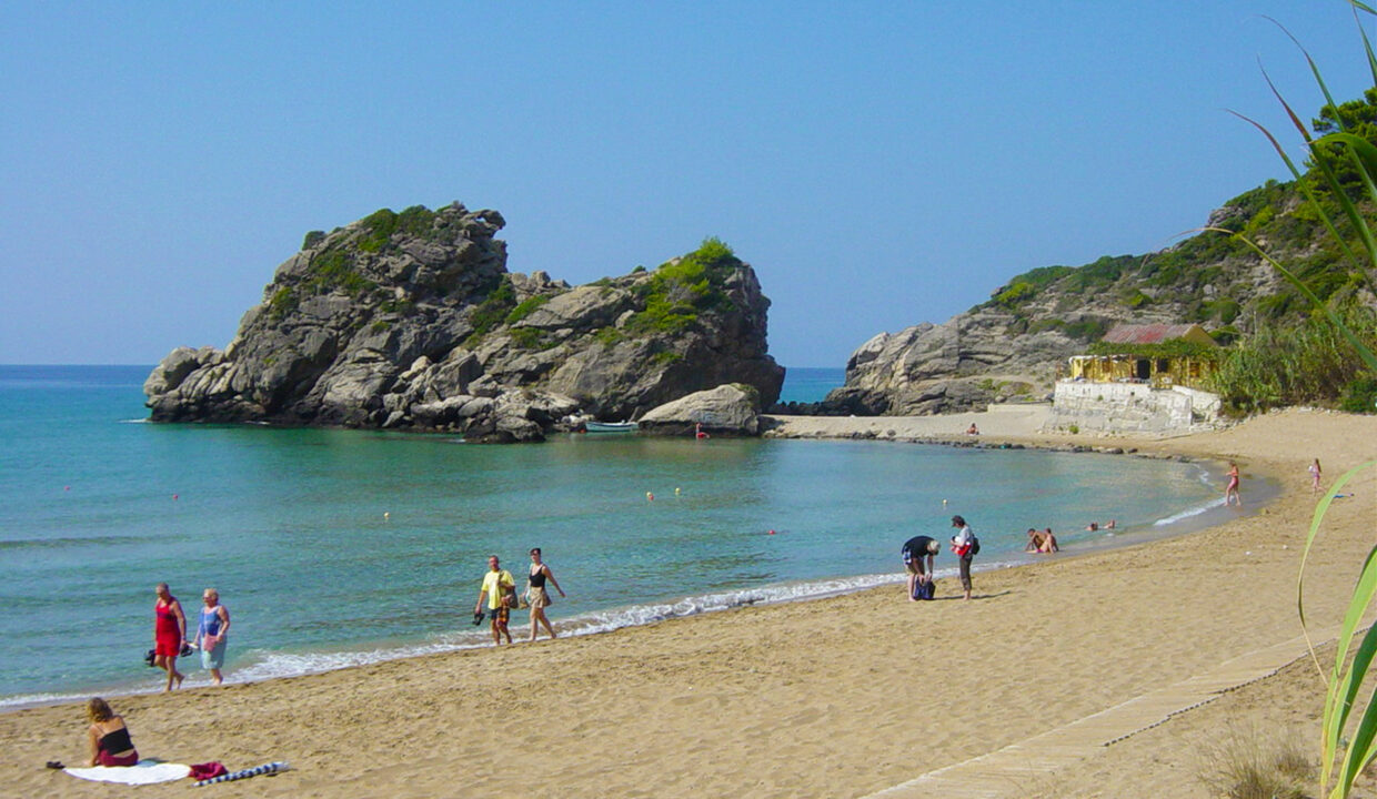 Eine der schönsten Badebuchten an der Westküste Korfus ist die Bucht von Pelekas Strand (Pelekas Beach oder Kontogialos Beach).