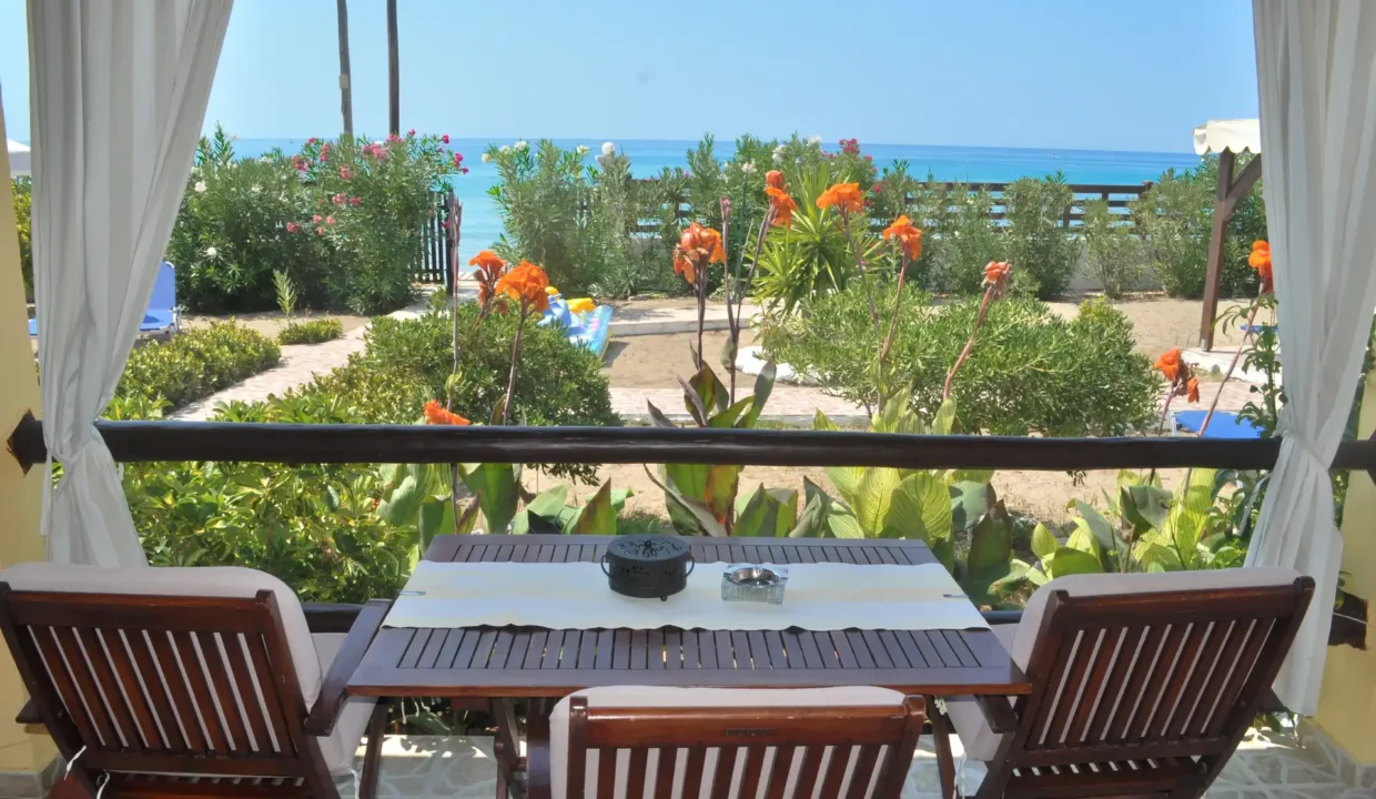 Terrasse-Garten-Strandvilla-Eftichia