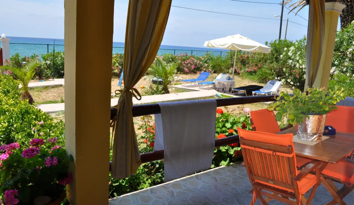 Terrasse mediterraner Garten Eftichia