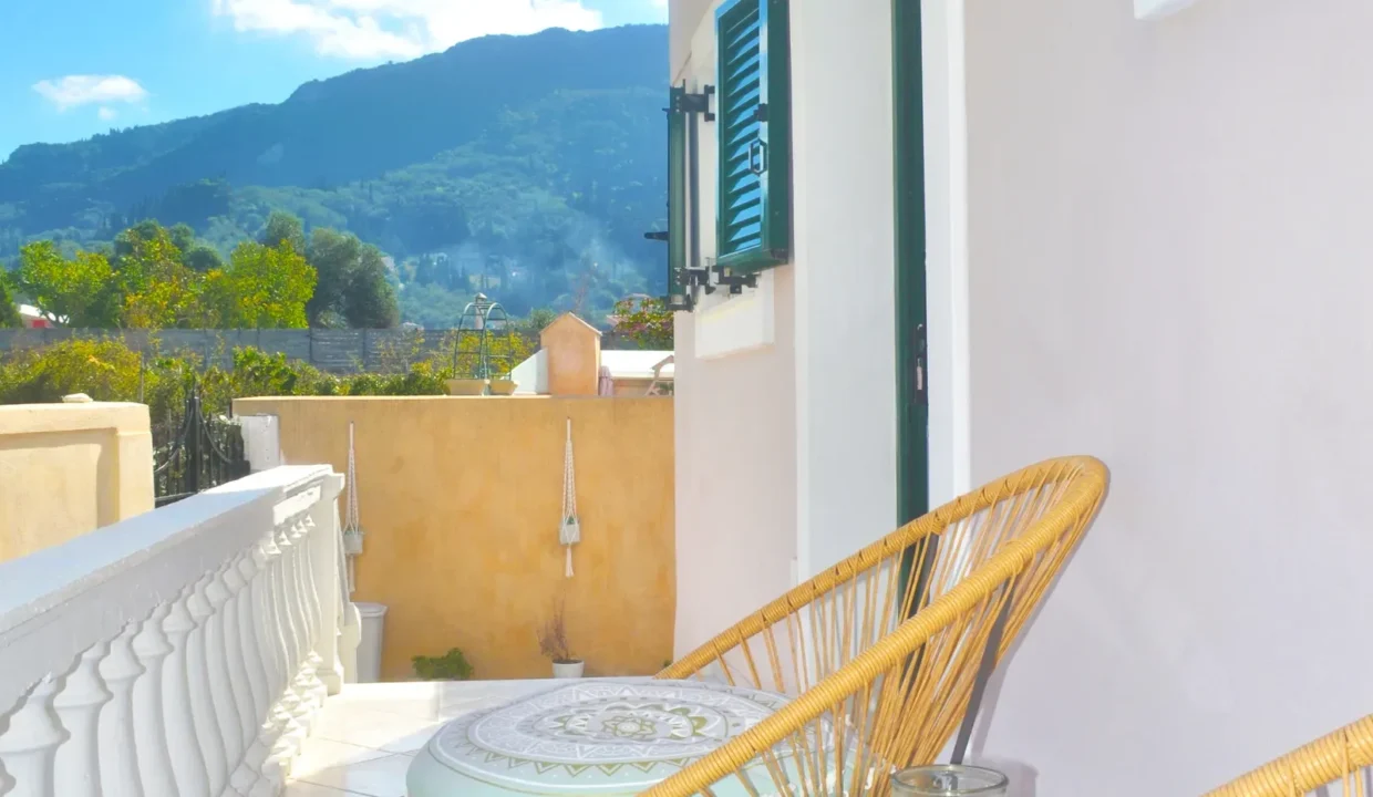 Eingang und hintere Terrasse Strandhaus Ritsa