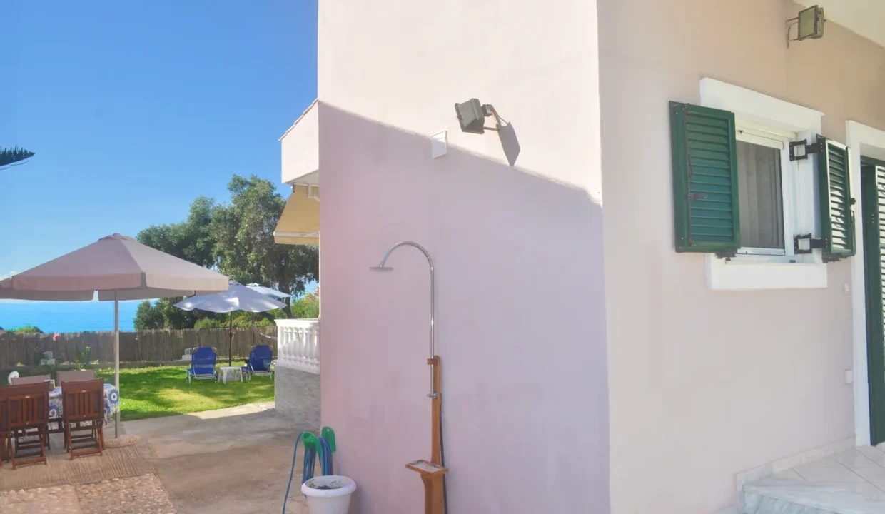 Eingangsgarten und Strandhaus Ritsa