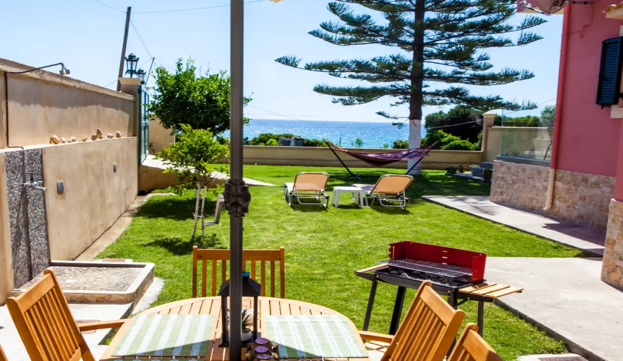 Eingezäunter Garten Strandhaus Filippos