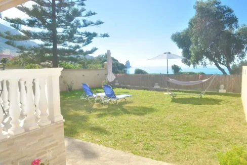 Gepflegter Garten mit Meerblick