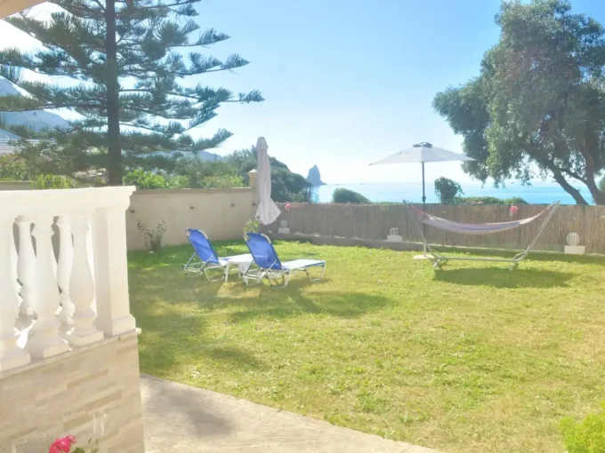 Gepflegter Garten mit Meerblick