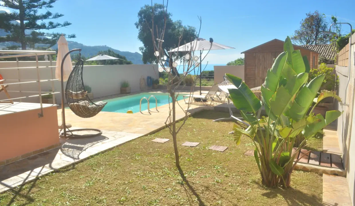 Garten mit Pool - Strandhaus Tsanta