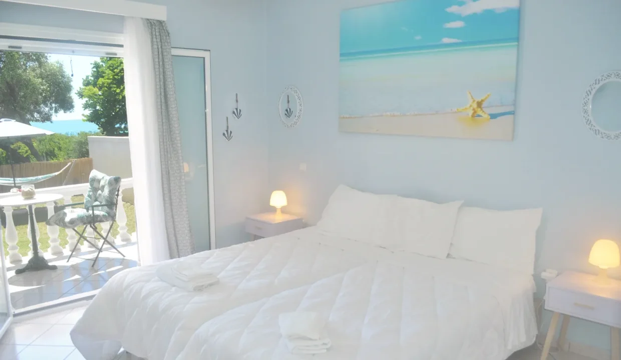 Schlafzimmer mit Meerblick vom Strandhaus Ritsa