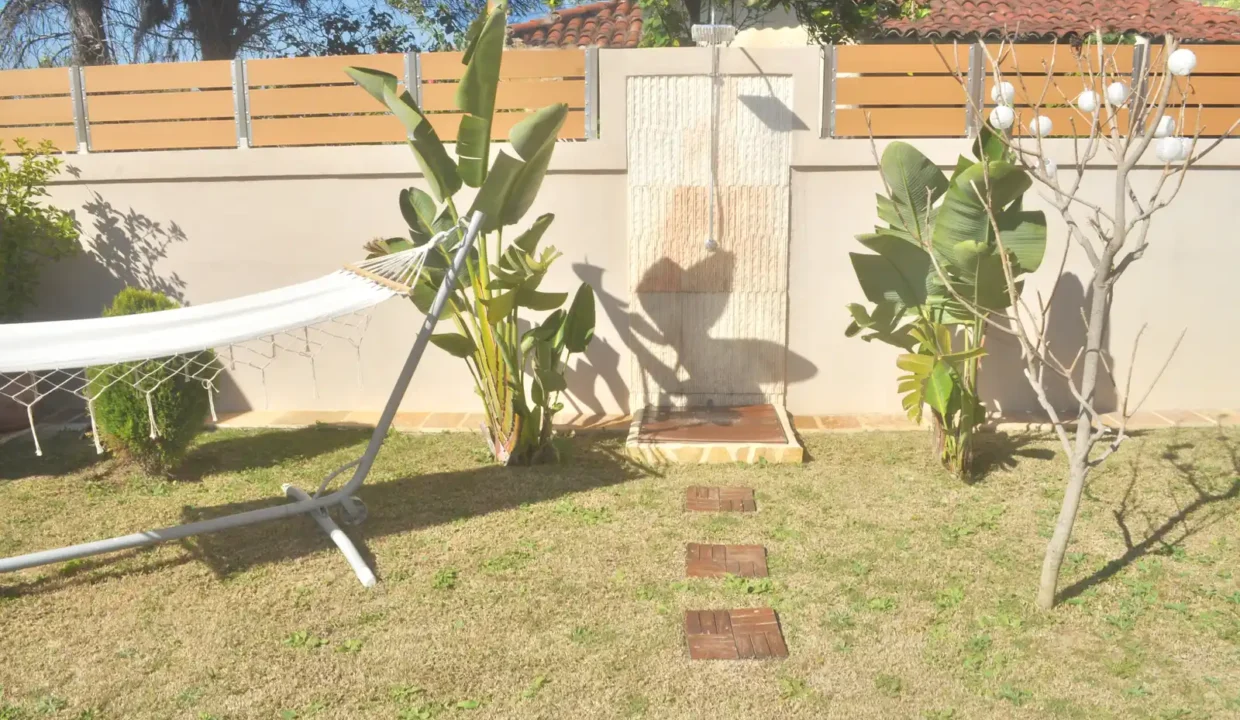 Außendusche-Haus-mit-pool-Tsanta