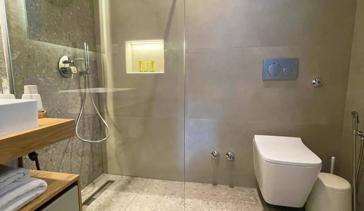 Badezimmer-Strandhaus-mit-Pool-Tsanta