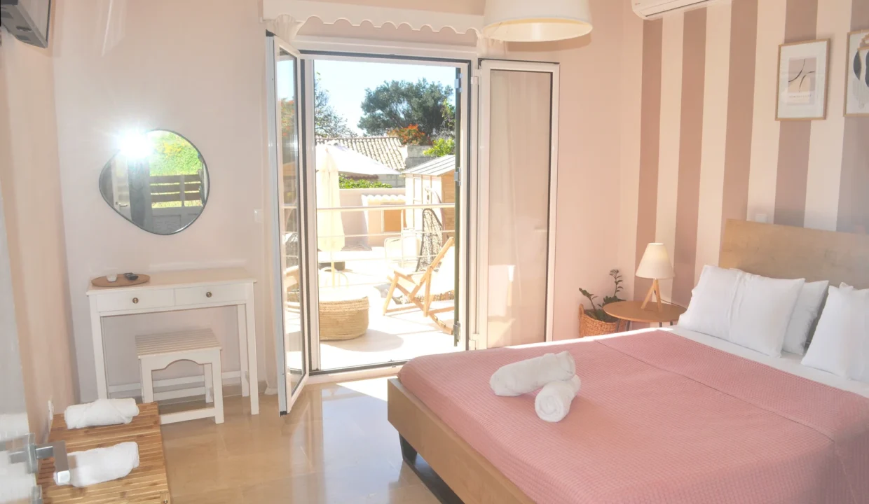 Erstes-Schlafzimmer-Haus-mit-Pool-Tsanta