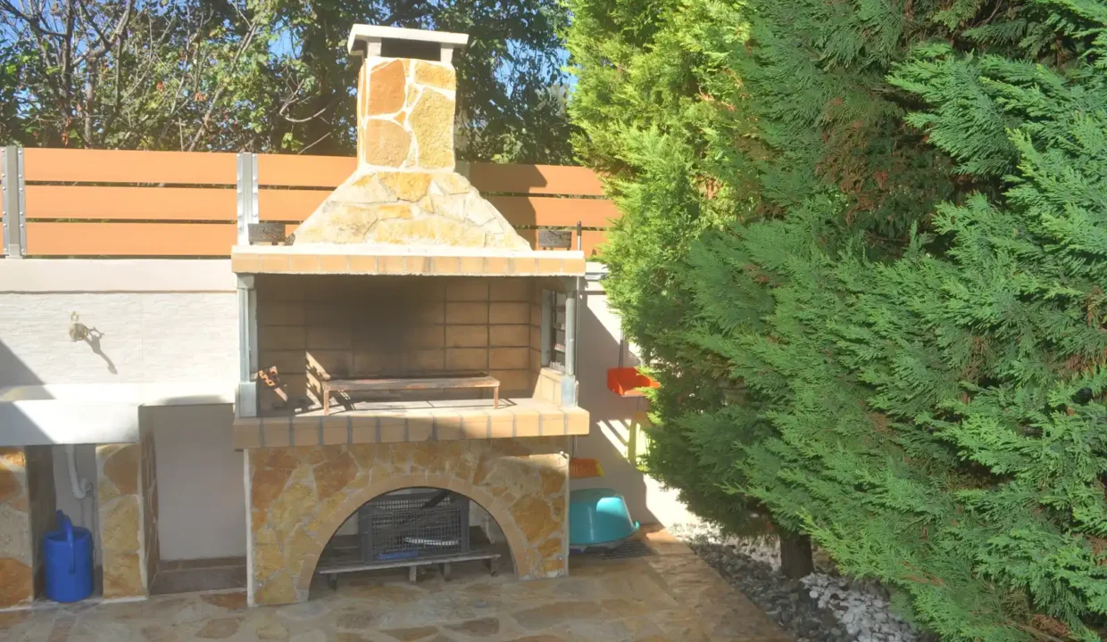 Gartengrill-Haus-mit-Pool-Tsanta