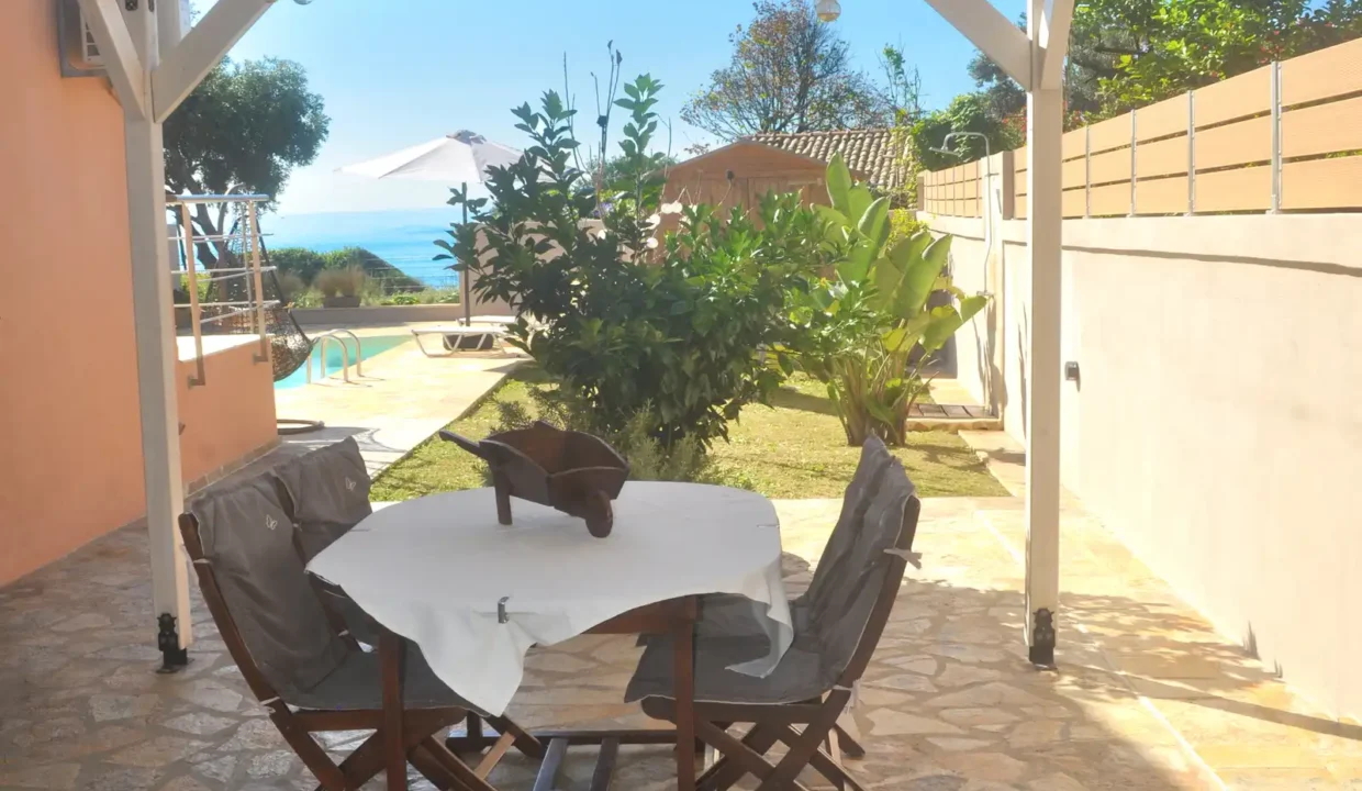 Grilltisch-Strandhaus-mit-Pool-Tsanta