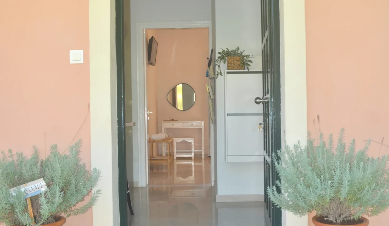 Hauseingang-Haus-mit-Pool-Tsanta