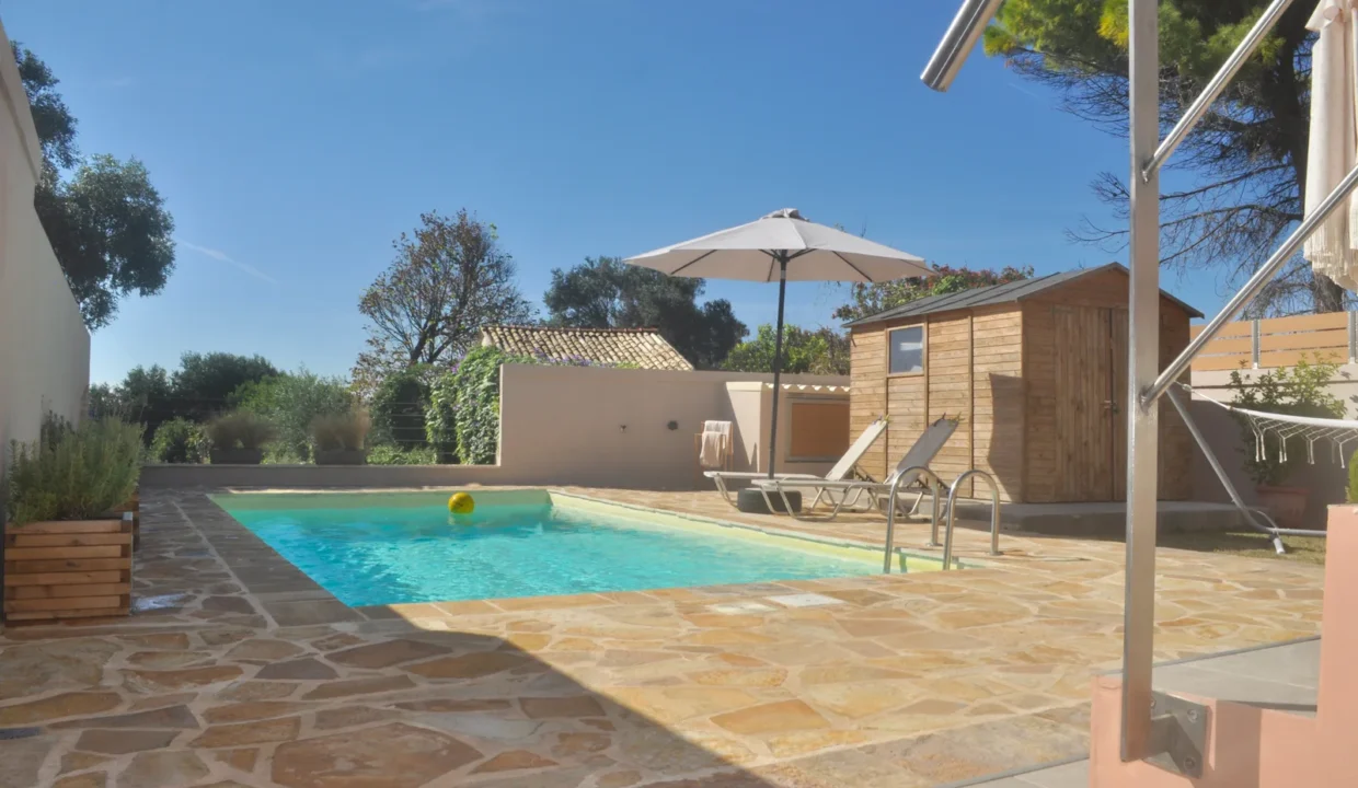 Privater Pool-Strandhaus-Tsanta