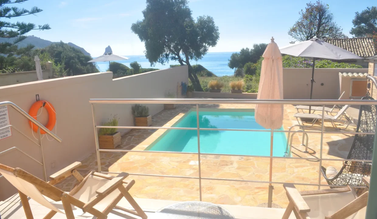 Terrasse-Haus-mit-Pool-Tsanta