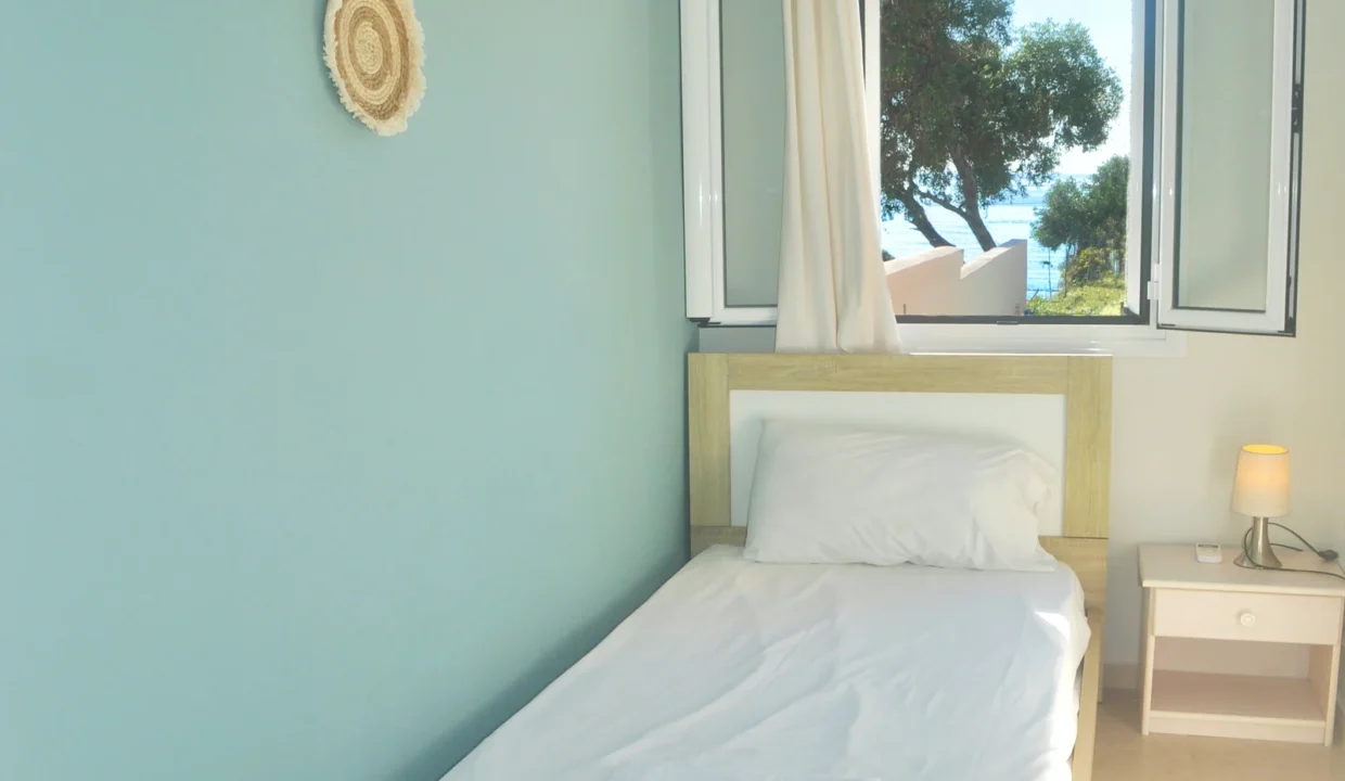 Zweites Schlafzimmer-Strandhaus mit Pool-Tsanta